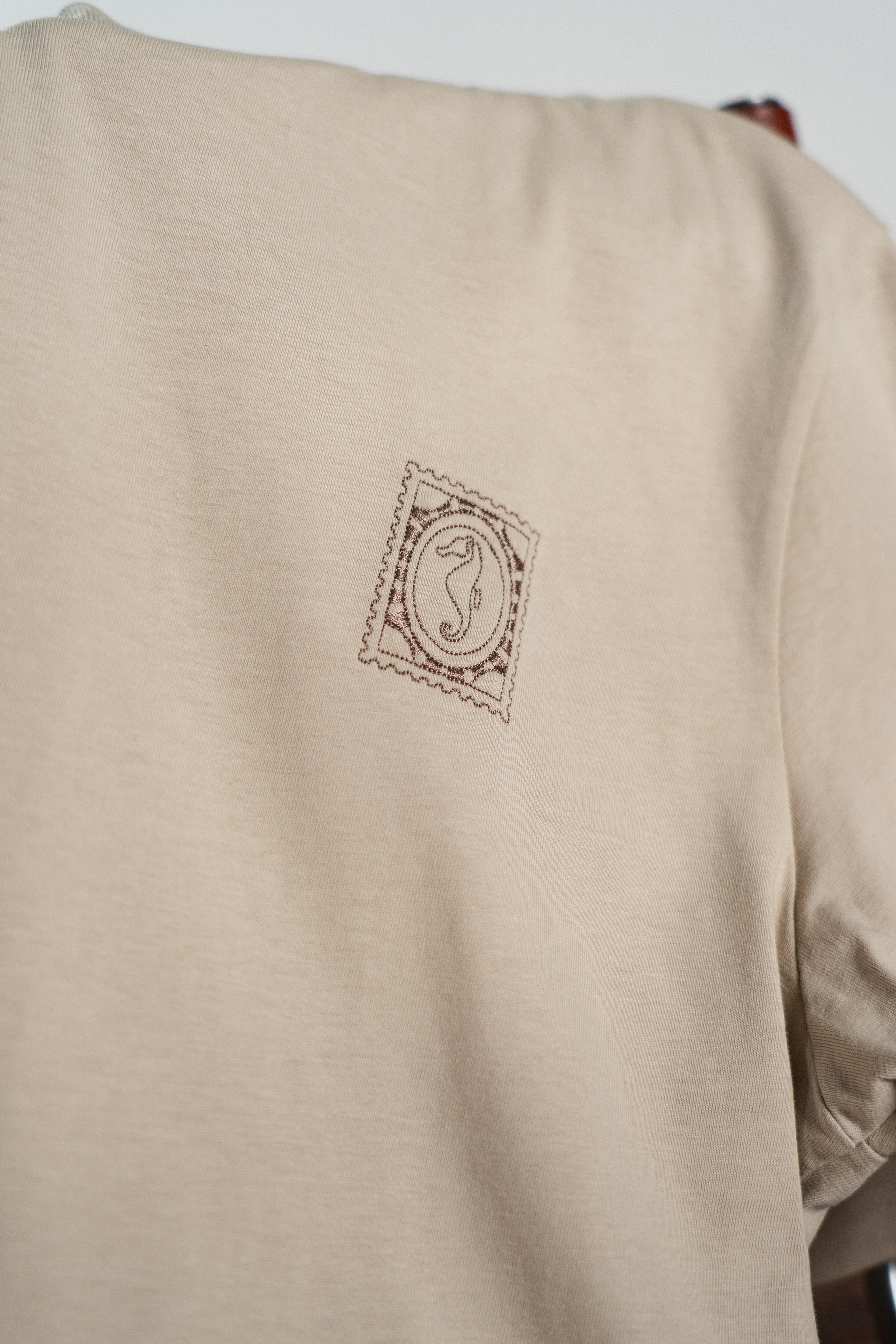 POSTED TEE BEIGE