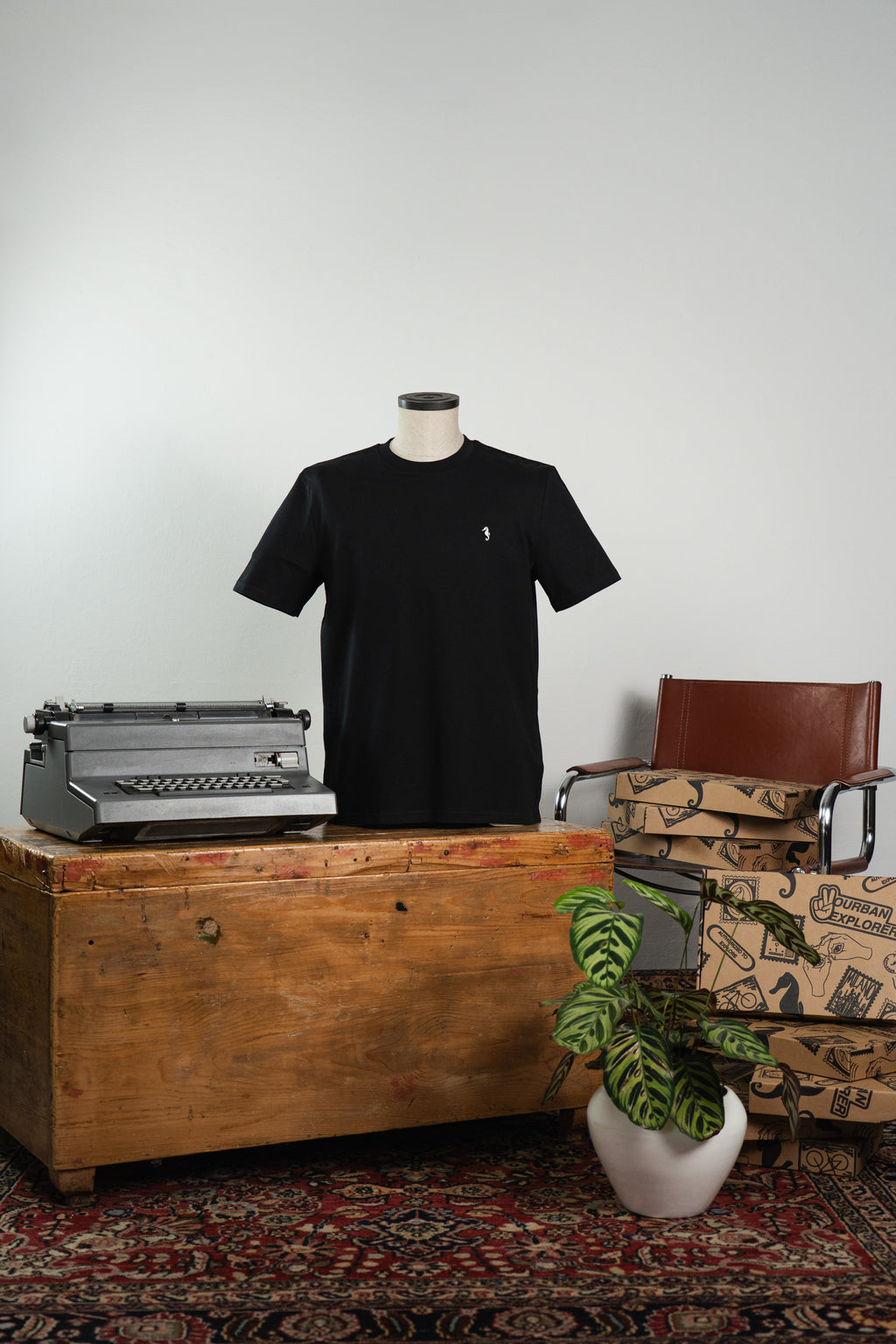EXPLORER TEE BLACK
